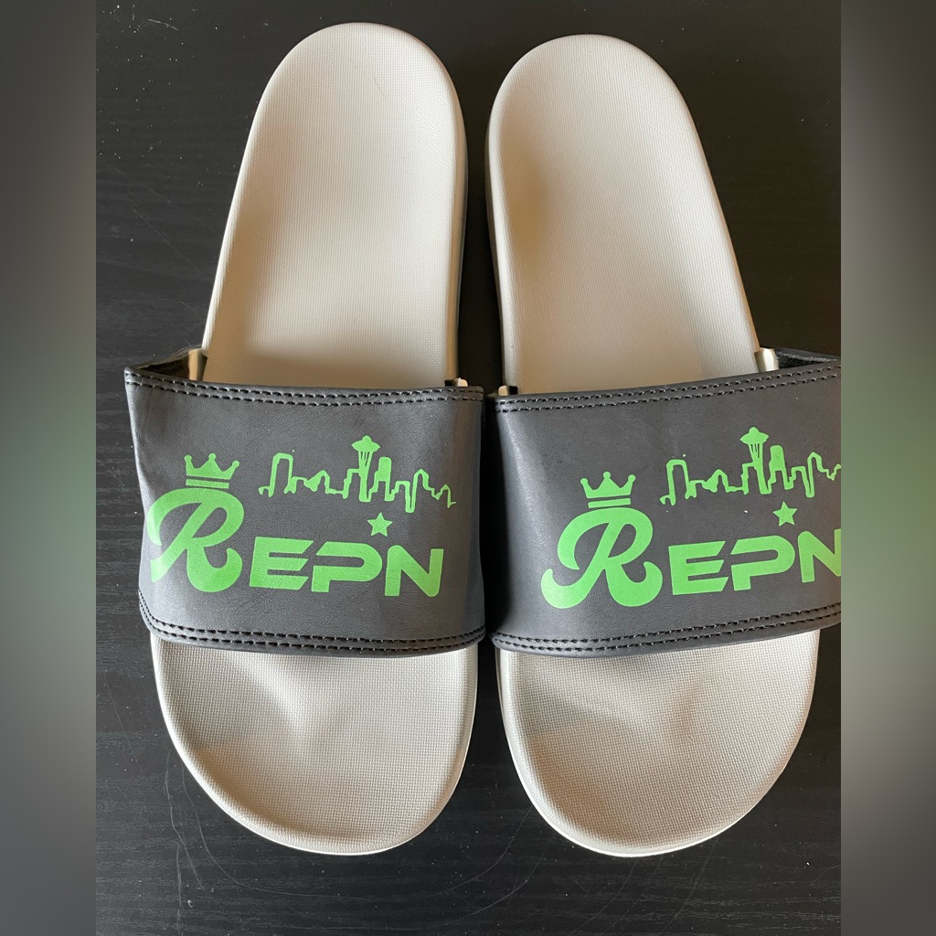 Rep’n Seattle Skyline Official Leisure Slides